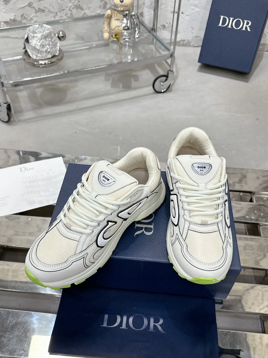 Men's men's shoes 💰600❤️❤️❤️High version Dior Dior's latest color matching B30 series reflective dad sneakers original 17380💰 purchased for development and production Brand new B30 sneakers Dad Shoes style shoes that follow the trend of the retro market The Dior logo on the tongue also indicates that this pair of shoes is the B30 model! B30 uses fine-textured leather and mesh cloth materials to form a shoe body. There are conspicuous letters CD on both sides of the shoe body to indicate identity. Many lines on the shoe body outline details to make the shoes look less monotonous and full of retro flavor. The delivery counter is exquisitely packaged🛍📦 ▪️Fabric: Original customized technical fabric + mesh ▪️Inner lining: Customized breathable lining ▪️Outsole: Original molded IP foam + TPU outsole ▪️Sole thickness: 3.5CM ▪️Size: Women’s size 35-40 / Men’s size 39-46